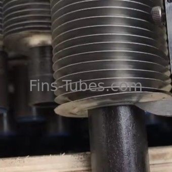 DELLOK Temperatuur Carbon Steel Fin Tubes Grooved Embedded Fin Tube 0.3-1.2mm Druk 1.0MPa - 4.0MPa