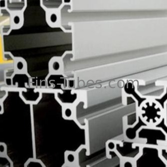 Radiator Aluminiumprofiel Hoogtemperatuurweerstand Goede verwerkingsprestaties Precieze selectie